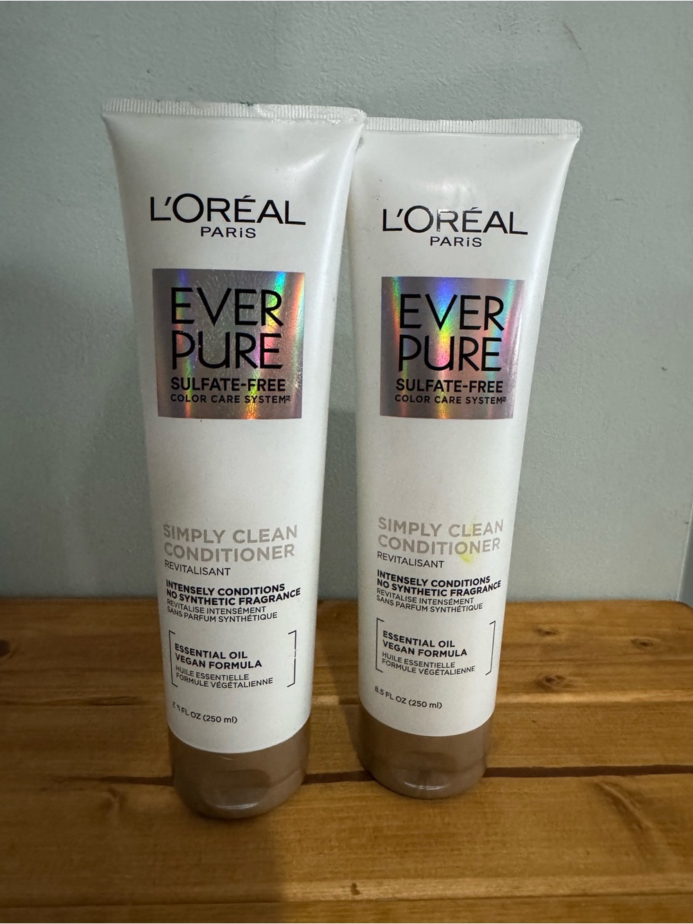 L'Oreal EverPure Simply Clean Conditioner - White with Holographic Accent